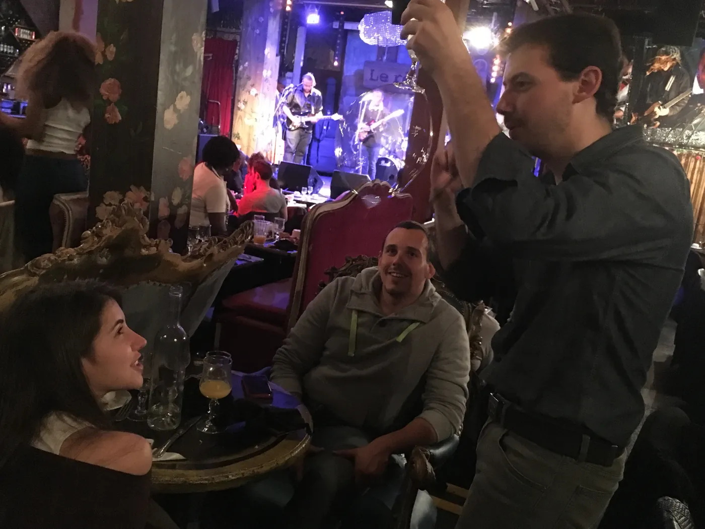 Vincent Wüthrich présente une bulle à des invités dans un bar