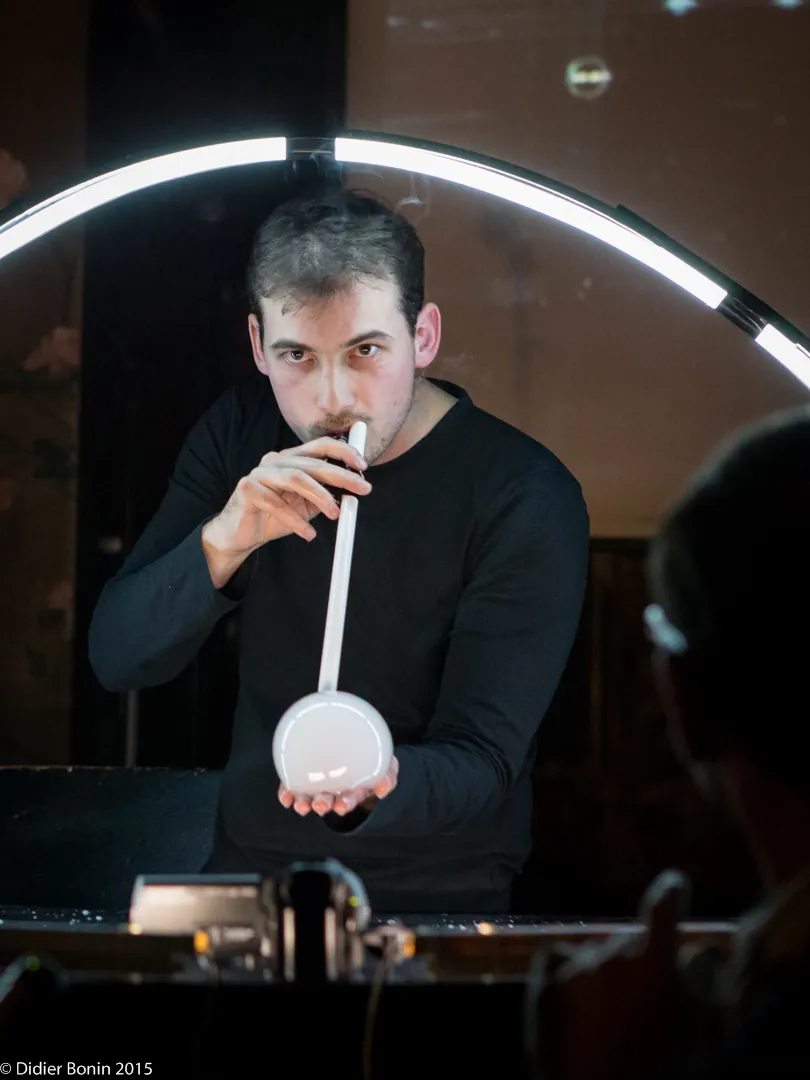 Vincent Wüthrich souffle une bulle sous une arche de lumière