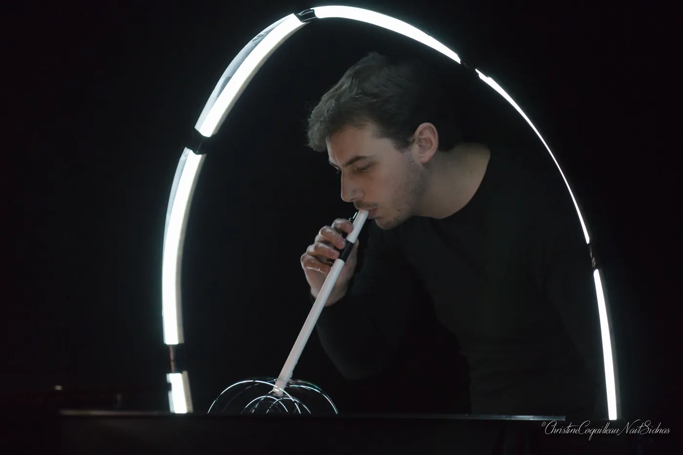 Électrobulle : Vincent Wüthrich souffle une bulle sous une arche lumineuse