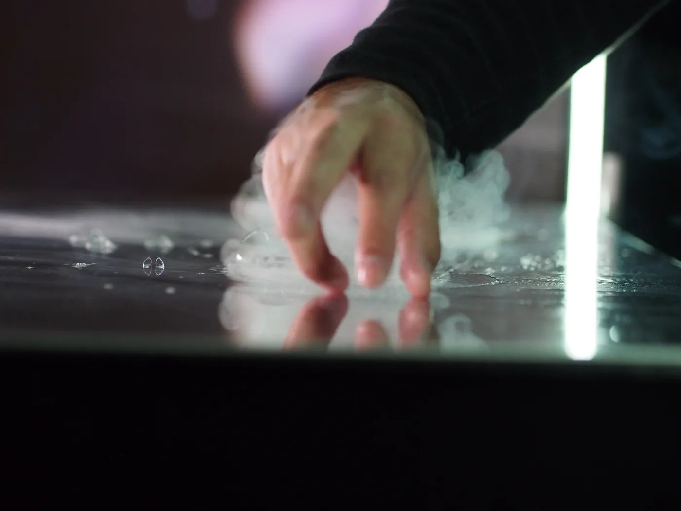 Une main au-dessus d'une nappe de fumée